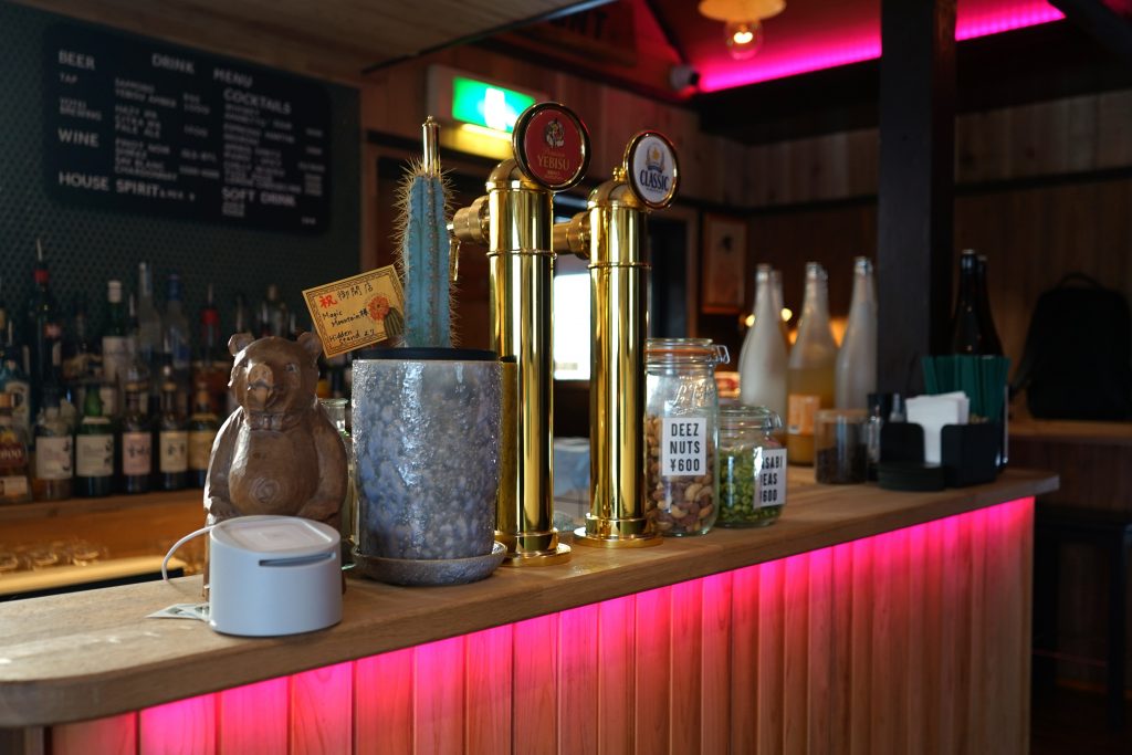 Tap beer server with electronic payment cashier on the bar counter