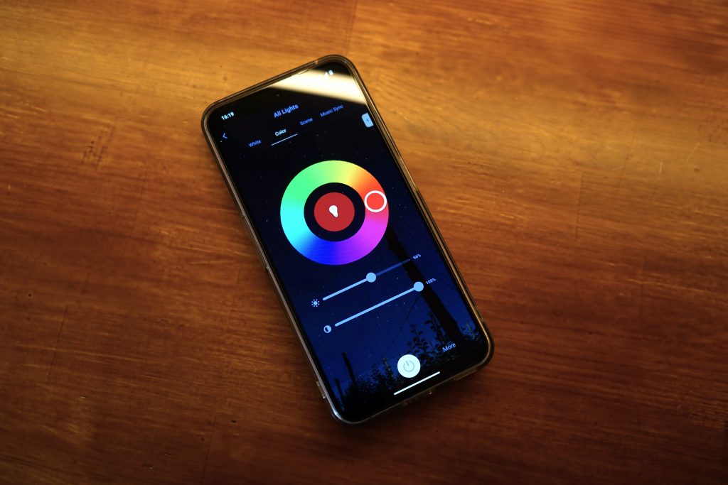 Mobile app screen showing the selection of lighting colors